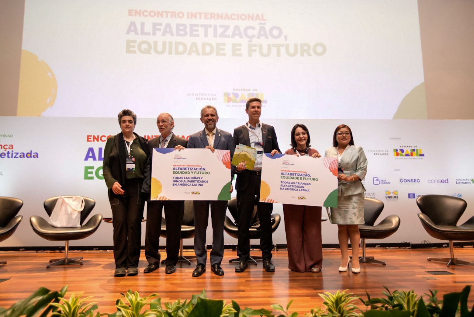 Governador Elmano de Freitas debate estratégias de alfabetização com lideranças da América Latina durante encontro em Brasília