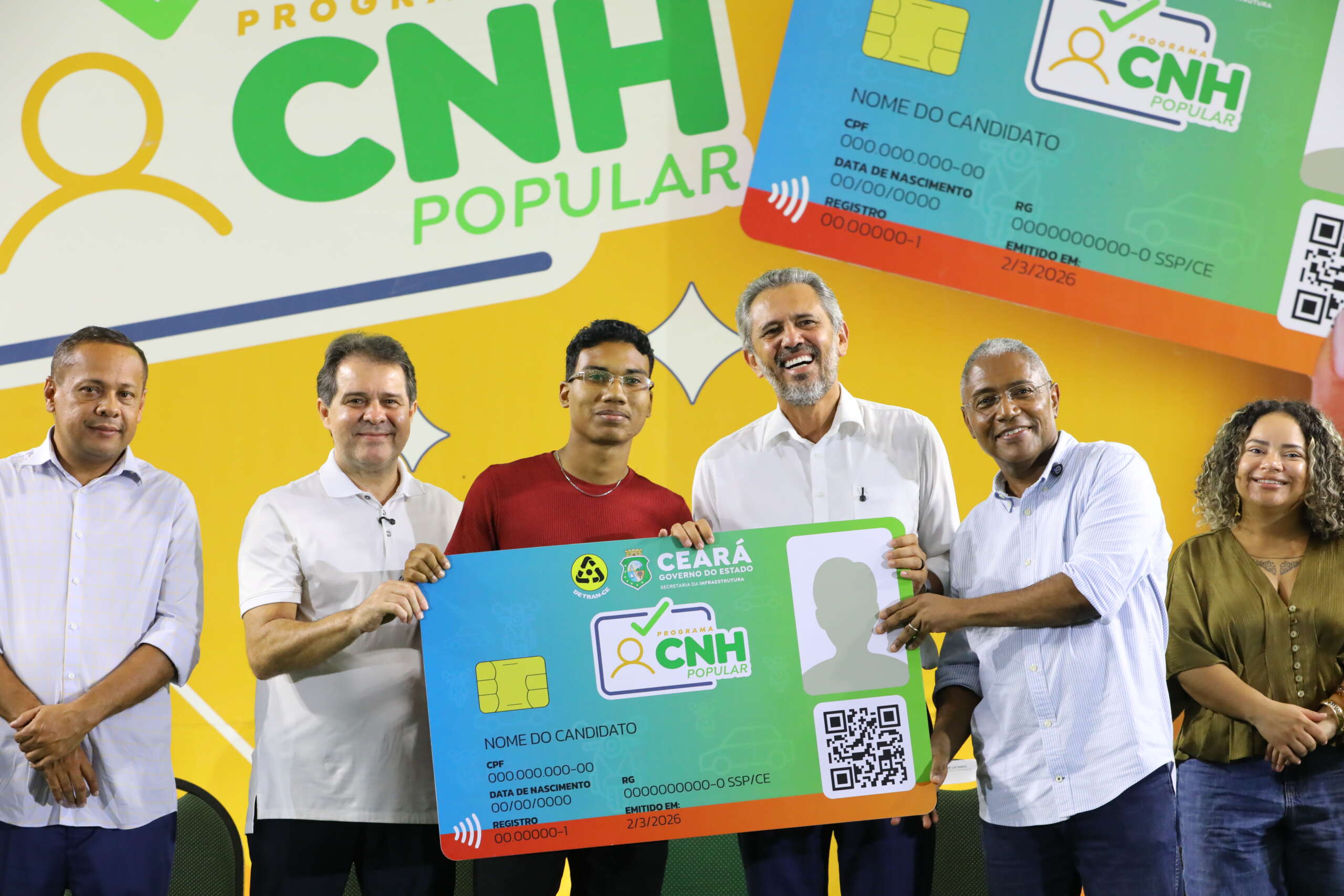 Governo do Ceará entrega cinco mil cartões da CNH Popular para candidatos de Fortaleza
