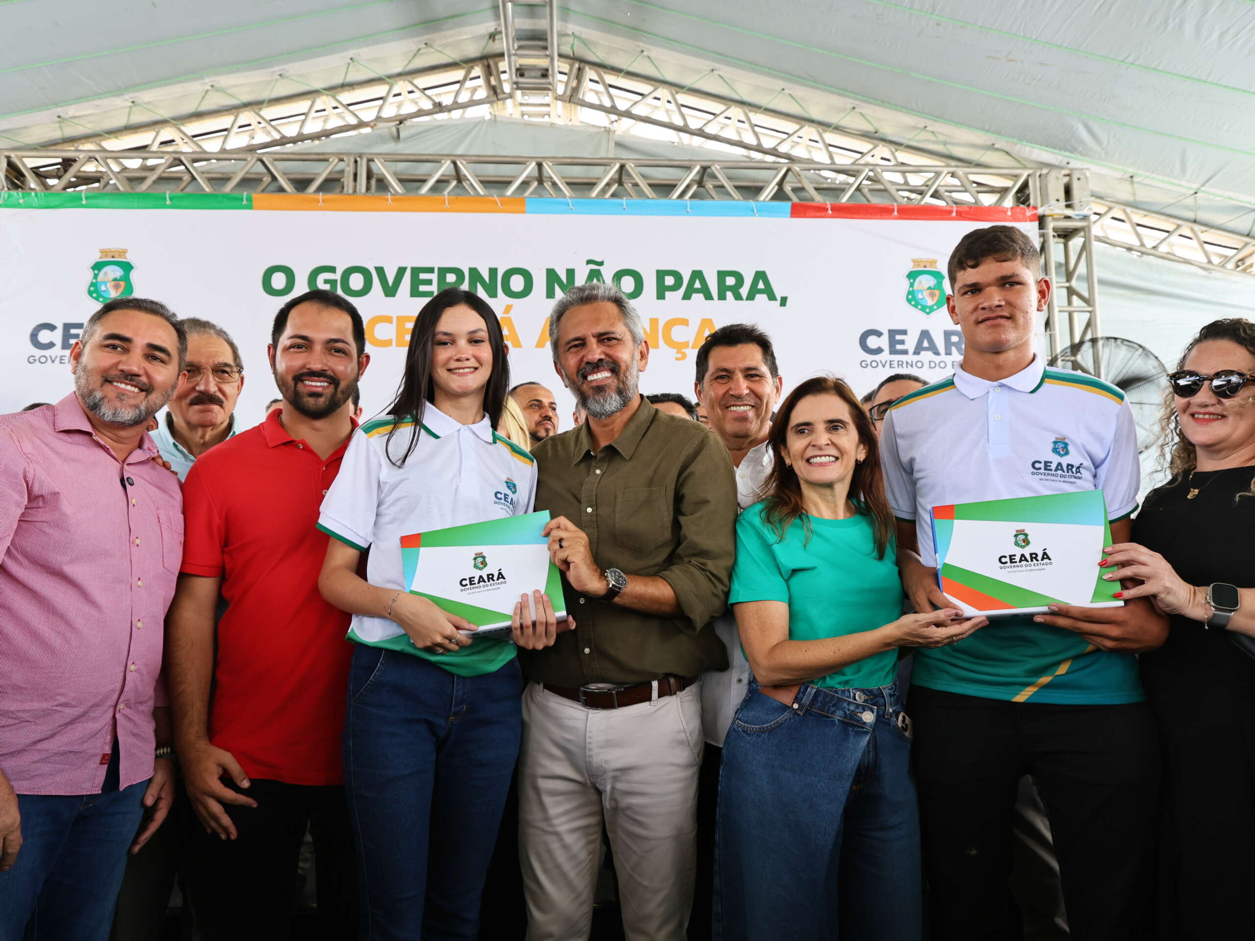 Governo do Ceará entrega tablets a estudantes em Independência e autoriza início de obra de estrada