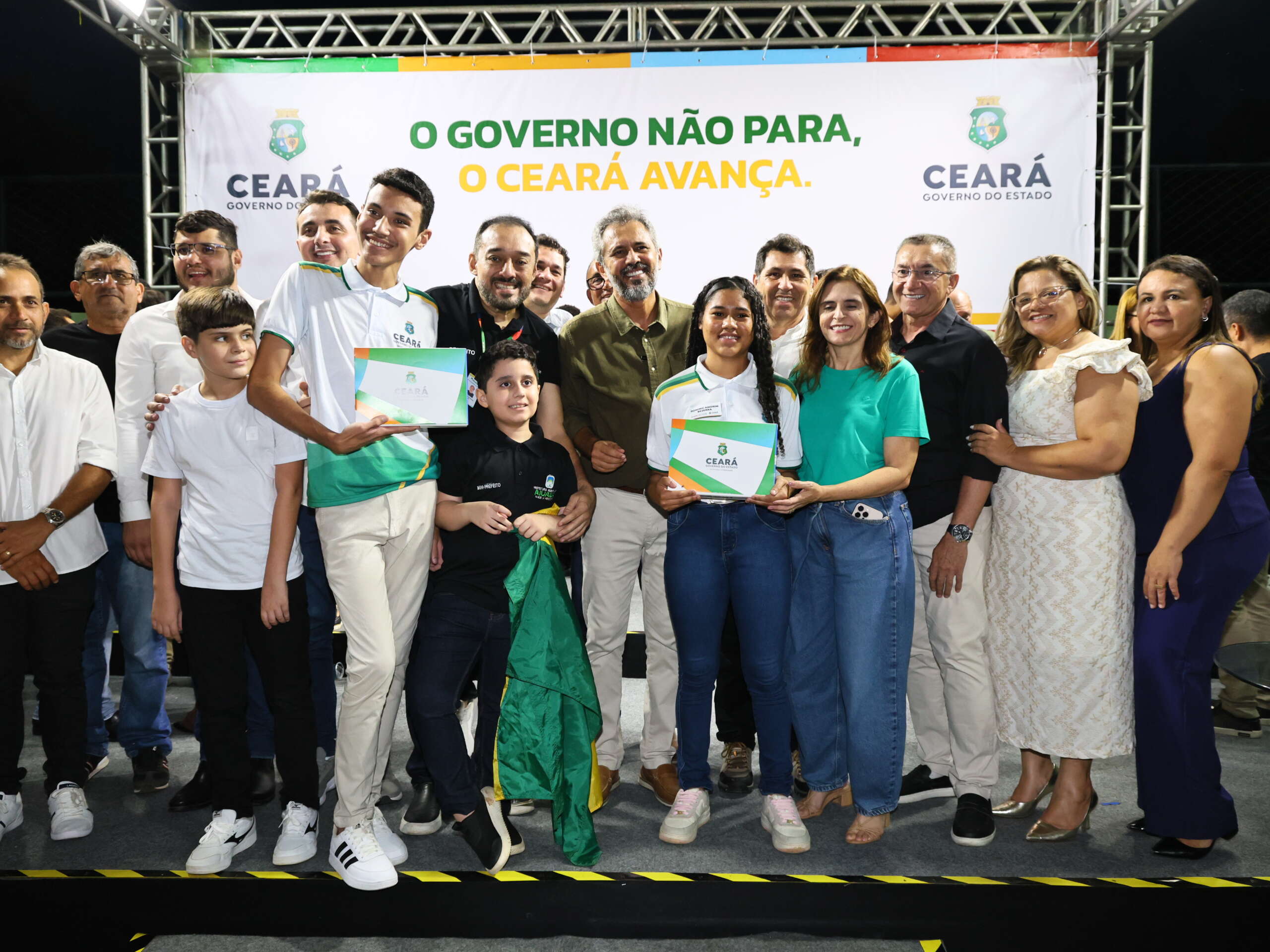 Em Aiuaba, população recebe do Estado 190 tablets para estudantes, autorização para novo galpão industrial e ala de hospital