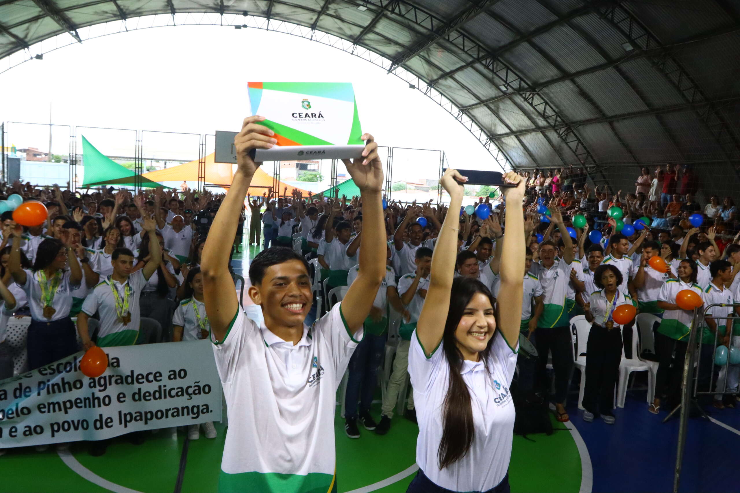 Governo do Ceará entrega tablets para 833 alunos em Ipueiras, Poranga e Ipaporanga