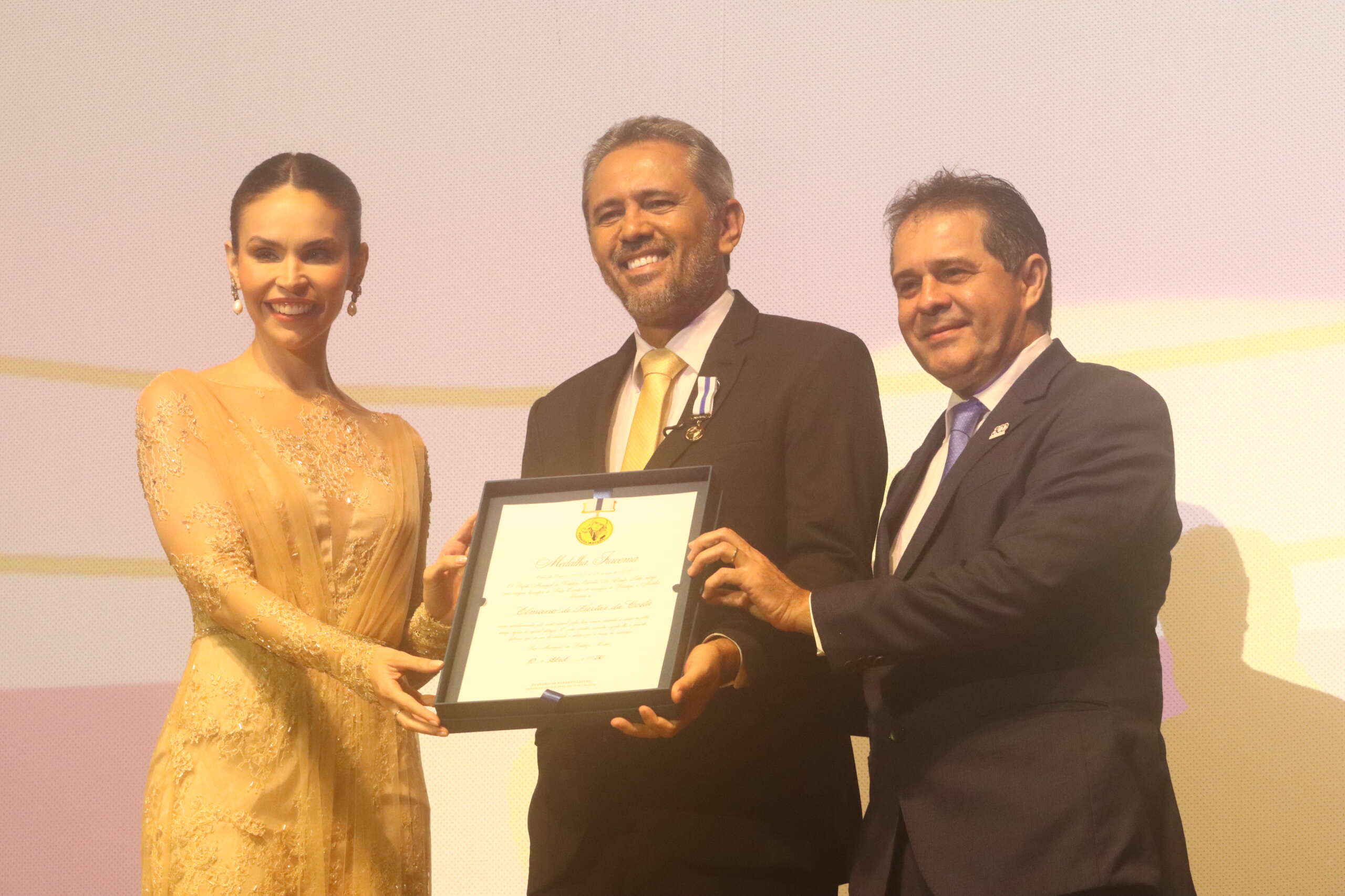 Na abertura das celebrações dos 300 anos de Fortaleza, governador Elmano de Freitas recebe Medalha Iracema